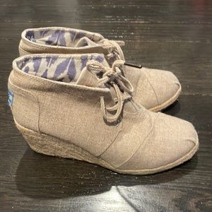 Near perfect condition beige Tom’s platforms. Women’s Size 7. Worn once or twice